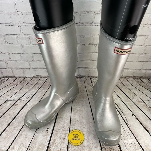 Hunter boots. It fits women size 5. Silver - Picture 7 of 14